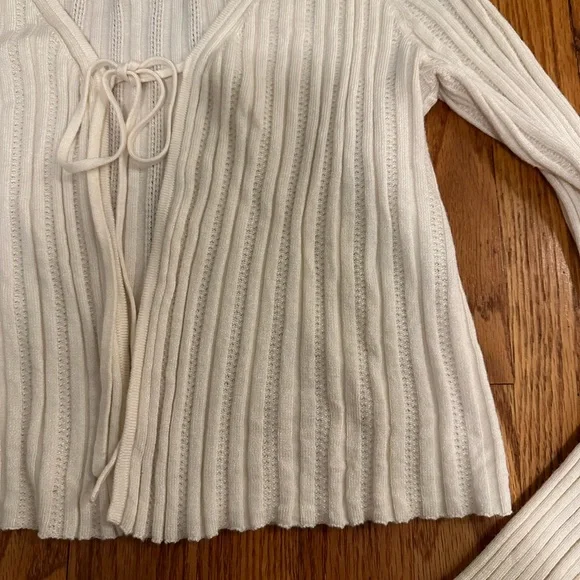 Abercrombie & Fitch cream texture sweater with tie front - Picture 3 of 4